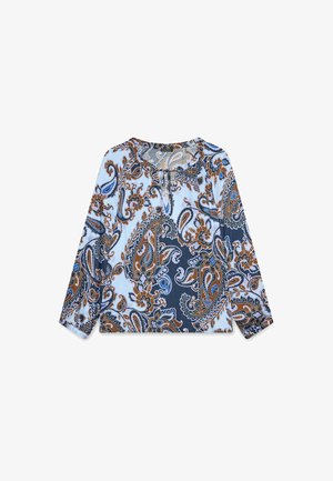 Blusa de manga larga con un patrón de paisley en azul, marino y marrón sobre un fondo azul claro, con un escote redondo y detalle de lazo.