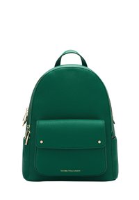 Grön läderryggsäck med rundad form, texturerad yta, framficka, guldfärgade detaljer och handtag upptill.