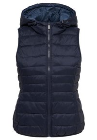 Marinblå vadderad väst med dragkedja fram, huva och horisontella quiltade detaljer. Slät textur med en lätt glansig yta.