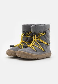 Bottes d'hiver grises avec une tige texturée, dotées de lacets élastiques jaunes, d'un col rembourré et d'une semelle en caoutchouc avec motif antidérapant.