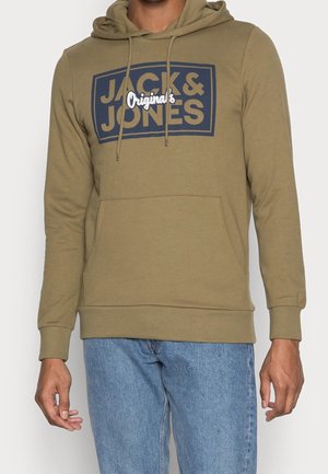 Sudadera color verde oliva con un bolsillo canguro, puños y dobladillo de canalé. Presenta un gran texto en azul y blanco "JACK & JONES" en la parte delantera.