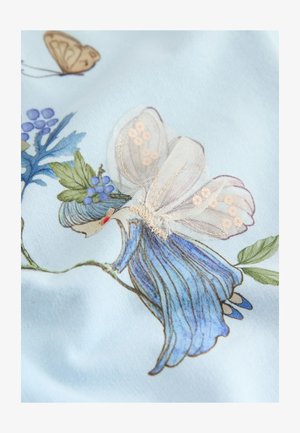 Lichtblauwe stof met een gedetailleerde illustratie van een fee met blauw haar, een bloemenkroon en doorschijnende witte vleugels, omringd door groene bladeren en blauwe bessen.