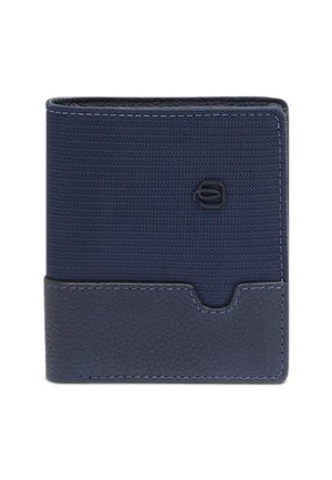 Marineblaues Portemonnaie mit einer strukturierten Stoffoberfläche im oberen Bereich und einem glatten Lederabschnitt im unteren Bereich, mit einem Fach für Karten und dezentem Logodetail.