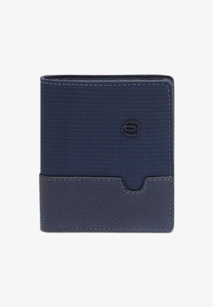 Marineblaues Portemonnaie mit einer strukturierten Stoffoberfläche im oberen Bereich und einem glatten Lederabschnitt im unteren Bereich, mit einem Fach für Karten und dezentem Logodetail.