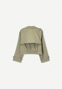 Olivgrön kort jacka med avslappnad passform, elastisk midja och knappstängning vid ärmslut. Har en bakficka för ytterligare designdetaljer.