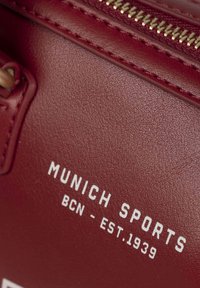 MUNICH COURT - Ručna torba - burgundy