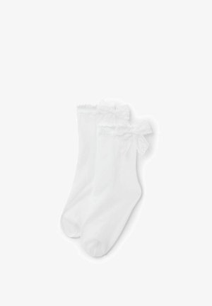 Calcetines tobilleros blancos con borde de encaje y lazos decorativos cerca de la parte superior, exhibidos uno al lado del otro sobre un fondo blanco.