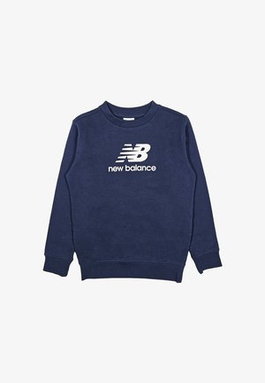 Sudadera azul marino hecha de una tela suave, con cuello redondo y puños acanalados. Muestra un logo blanco de "New Balance" en el frente.