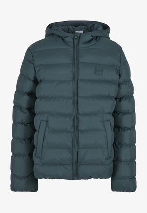 Prošívaná bunda s kapucí v tmavě modrozelené barvě s horizontální prošívanou texturou, předním zipem a dvěma bočními kapsami. Obsahuje malou nášivku s logem.