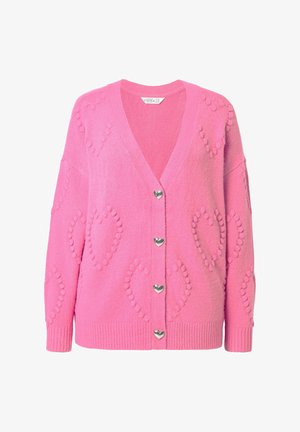 Cardigan rose en tissu doux, avec un col en V, des motifs en forme de cœur et des boutons argentés en forme de cœur sur le devant.