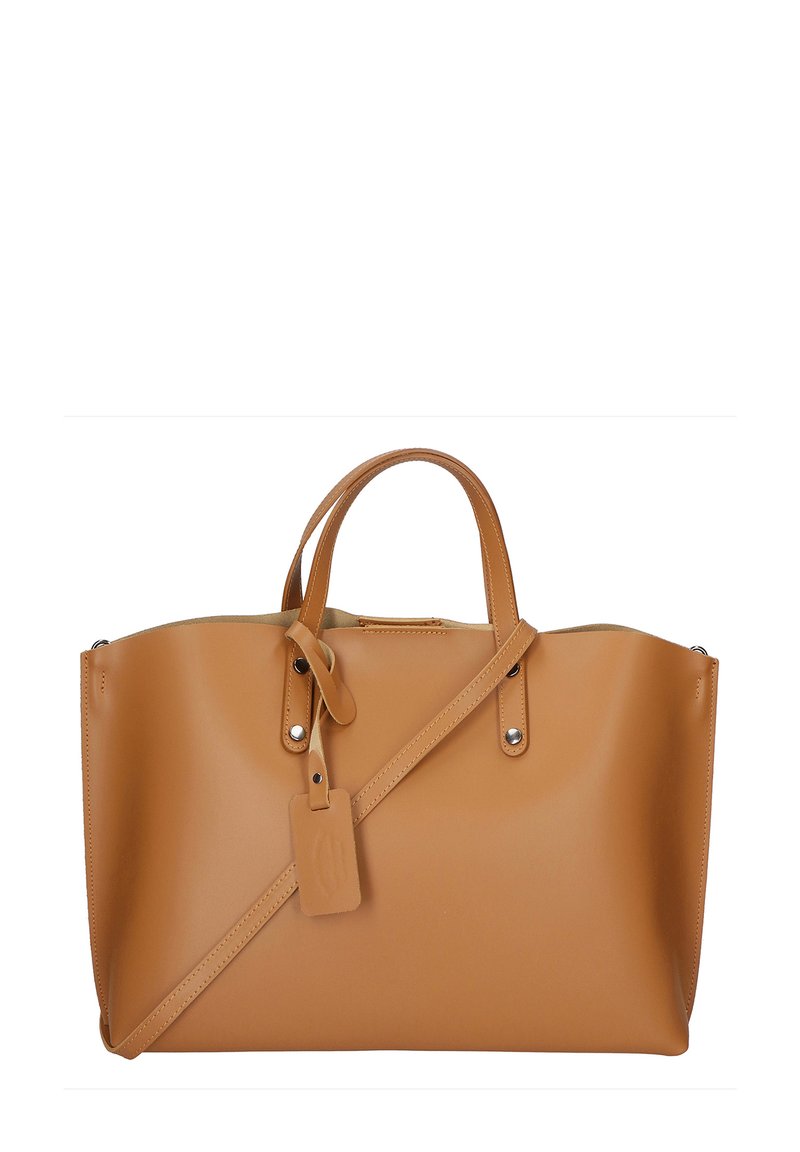 Tan leren draagtas met dubbele handgrepen en een afneembare schouderriem. Zachte textuur, hardware in zilverkleur en een labeldetail.