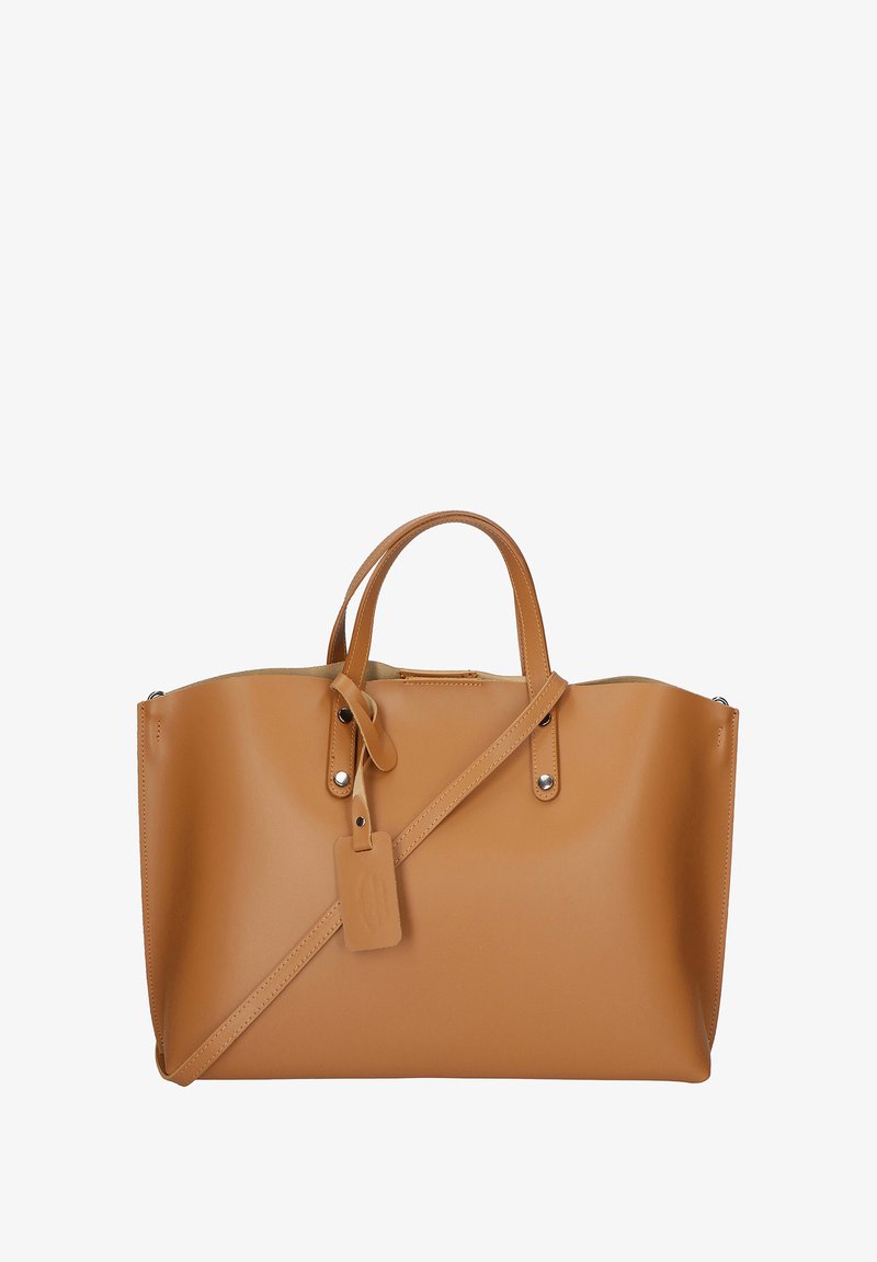 Tan leren draagtas met dubbele handgrepen en een afneembare schouderriem. Zachte textuur, hardware in zilverkleur en een labeldetail.