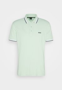 Polo vert clair à manches courtes avec finitions noires et blanches sur le col et les manches, patte de boutonnage à trois boutons, et logo "BOSS" sur la poitrine gauche.