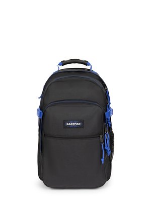 Schwarzer Eastpak-Rucksack mit blauen Reißverschlüssen, seitlichen Clips, Vordertasche, Tragegriff oben und Netzseitentasche, von vorne gezeigt.