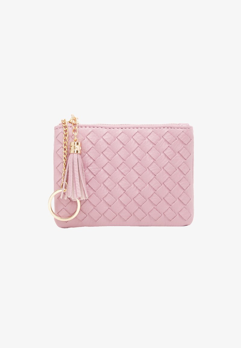 Portofel din piele împletită roz, cu un ciucure, accesorii din aur și atașament pentru breloc. Are o textură netedă și o formă rectangulară.