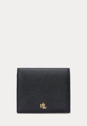 Portefeuille en cuir noir texturé avec un monogramme RL doré sur le devant, sur un fond uni et clair.