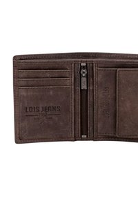 Cartera de cuero genuino marrón con múltiples ranuras para tarjetas, un compartimento con cremallera y detalles de la marca en relieve. El interior cuenta con protección RFID.