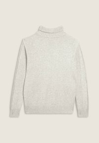 Pull à col roulé gris clair avec un col et un ourlet côtelés, présentant un motif de tricot texturé et des manches à coupe droite.