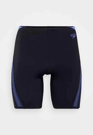 Schwarze Badeshorts mit blauen Zickzack-Akzenten an den Seiten, aus elastischem Material gefertigt, mit enger Passform und elastischem Bund.