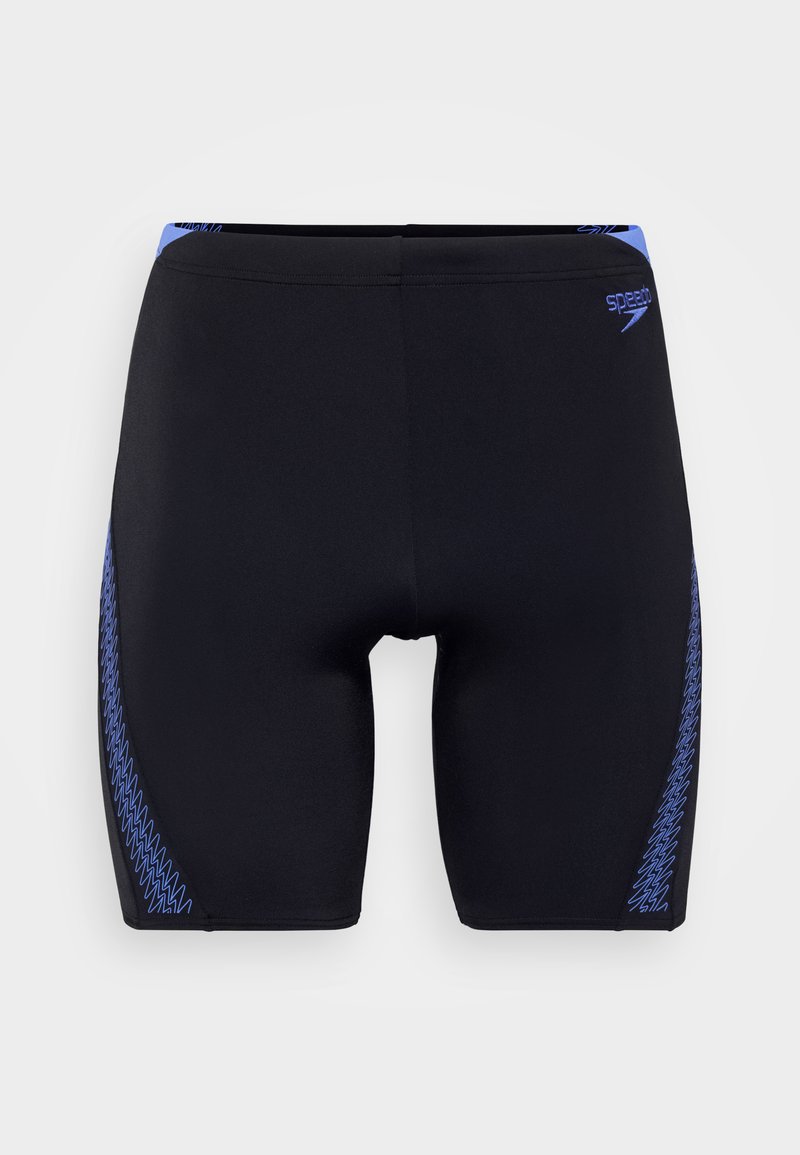 Zwarte zwembroek met blauwe zigzagpatroon accenten aan de zijkanten, gemaakt van rekbaar materiaal, met een strakke pasvorm en elastische tailleband.