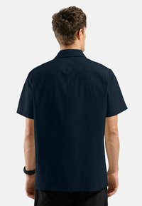 Marineblauwe short-sleeve shirt met een rechte snit en een zachte textuur. Kenmerkt zich door een klassieke kraag en detail aan de rug, ontworpen voor casual draagstijl.