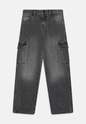 Czarne spodnie cargo z denimu o szerokich nogawkach, z przodu zapięcie na guziki i zamek błyskawiczny, dwie boczne kieszenie z patkami oraz klasyczny fason z pięcioma kieszeniami.