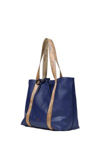Borsa tote in pelle blu navy con manici a mappa chiara, chiusura a nodo e texture morbida. Design minimalista con ampio interno.