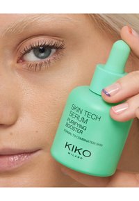 Sérum Skin Tech de KIKO Milano en un bote verde claro con cuentagotas. La etiqueta dice "Purifying Booster" para piel normal a mixta.