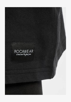 Rocawear, WOODHAVEN - Nyomott mintás póló - black