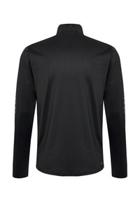 Schwarze Sportjacke mit langen Ärmeln, hohem Kragen, glattem Stoff und dezentem Logo am unteren Rückenrand, gesehen von hinten.