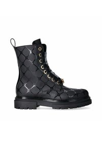 Stivaletto nero stringato realizzato in pelle liscia con un motivo trapuntato, occhielli dorati e una suola in gomma spessa. Presenta un codice per il tiro.