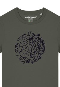 Olivgrünes Baumwoll-T-Shirt mit einem dunkelblauen Grafikdesign eines gespaltenen Gehirns und Schmetterlingen sowie dem Text "DENKE NICHT ZU VIEL DARÜBER NACH."