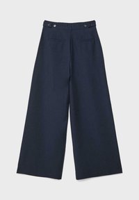 Pantaloni a gamba larga di colore blu navy con vita alta, realizzati in un tessuto testurizzato. Presentano due tasche frontali e due bottoni in vita.