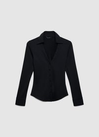 Chemise noire à manches longues avec col en V, boutonnée sur le devant et col structuré. Fabriquée en tissu lisse, avec une coupe ajustée et des manches à revers.