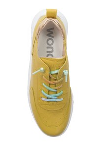 Żółte skórzane sneakersy o wypolerowanej fakturze, z kolorowymi sznurowadłami w odcieniach niebieskiego, różowego i pomarańczowego oraz białą gumową podeszwą.