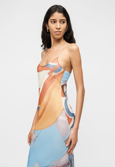 Πολύχρωμο φόρεμα με σχέδια, διαθέτει λεπτές τιράντες, απαλό ύφασμα και ροϊκό σχέδιο με αφηρημένα σχήματα σε μπλε, πορτοκαλί και ουδέτερους τόνους.