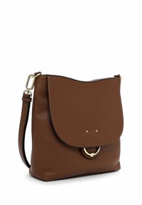 Pruun nahast üle õla kantav kott klapi sulguriga, kuldse rõngadetaili ja reguleeritava õlarihmaga.