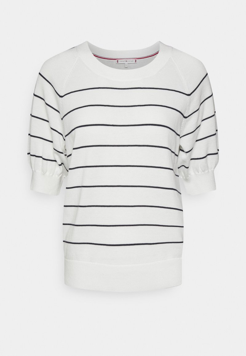 Top de punto blanco con rayas horizontales en azul marino, mangas cortas abullonadas y cuello redondo. Textura suave con puños y dobladillo acanalados.