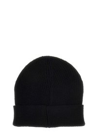 Berretto di maglia nera con una texture a coste e un orlo ripiegato. Presenta una parte superiore rotonda senza cuciture e una forma leggermente scivolata.