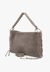 Grijze suède handtas met een gevlochten handvat. Heeft gouden hardware, zijveters detail en een afneembare schouderband. Glad textuur.