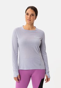 Maglietta atletica a maniche lunghe di un viola chiaro con scollo rotondo e aperture per i pollici. Presenta un branding minimalista e un dettaglio verde all'orlo.