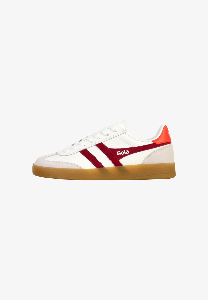 Hvide sneakers med røde sidestiper, en gummisål og en rød hælklap, med "Gola" logoet på siden.