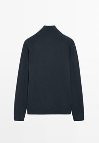 Granatowy sweter dziany z wysokim kołnierzem, długimi rękawami i prążkowanymi akcentami na ramionach oraz dole; gładka tekstura, czysty design.