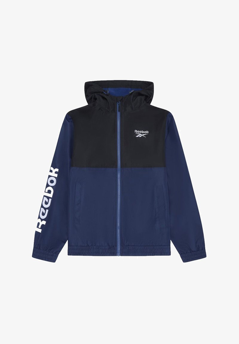 Kurtka przeciwwiatrowa Reebok z kapturem, w granatowo-czarnym wzorze blokowym. Posiada zamek błyskawiczny, dwie boczne kieszenie oraz biały logo na rękawie.