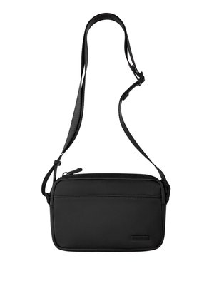 Sac bandoulière rectangulaire noir avec sangle réglable et poche avant zippée, en matière lisse.