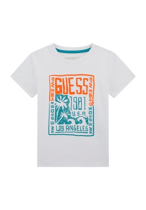 Hvid T-shirt med korte ærmer og et orange og teal grafik, der indeholder ordet GUESS, palmetræer, bølger, "1981," "U.S.A," og "Los Angeles."