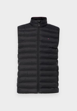 Chaleco negro acolchado con cuello alto, diseño de canalé vertical, cierre frontal con cremallera y dos bolsillos laterales con cremallera. Presenta un detalle del logotipo cerca del pecho.