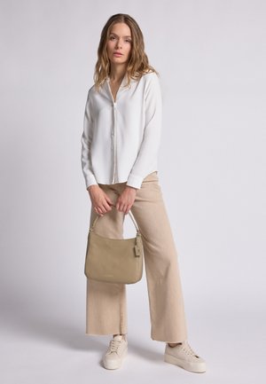 Weißes Button-Up-Hemd, beigefarbene weite Hose, crèmefarbene Sneaker und eine strukturiert taubengraue Handtasche. Glatte Stoffe; sauberes, minimalistisches Design.