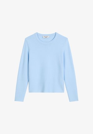 Jasnoniebieski dziany sweter z długimi rękawami, okrągłym dekoltem i gładką, miękką fakturą. Prosty wzór i jednolity kolor na całej powierzchni.