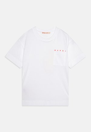 Bela bombažna majica s kratkimi rokavi in okroglim ovratnikom, z žepom na levem prsnem delu in rdečim napisom "MARNI" nad žepom.